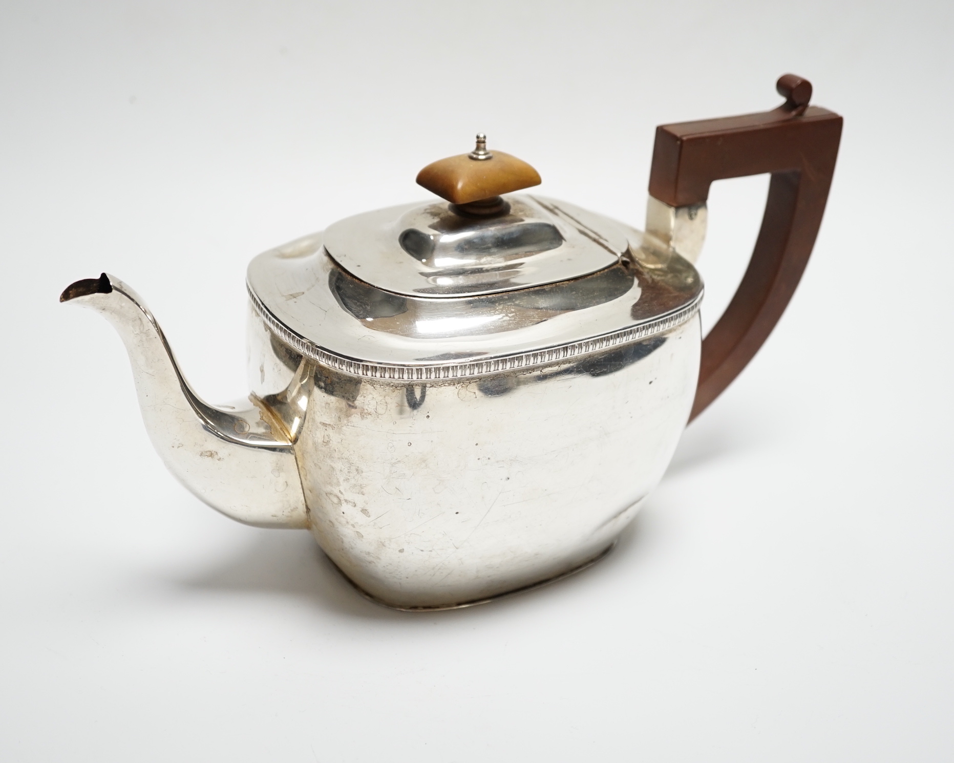 A George V silver teapot, S. Blanckensee & Sons Ltd, Chester, 1929, gross weight 18.2oz.